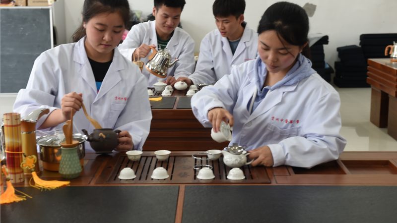 刮痧油是刮痧过程中的重要辅助工具，其作用主要有以下几点：